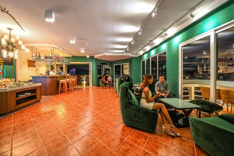 Andaman Beach Suites - Bar