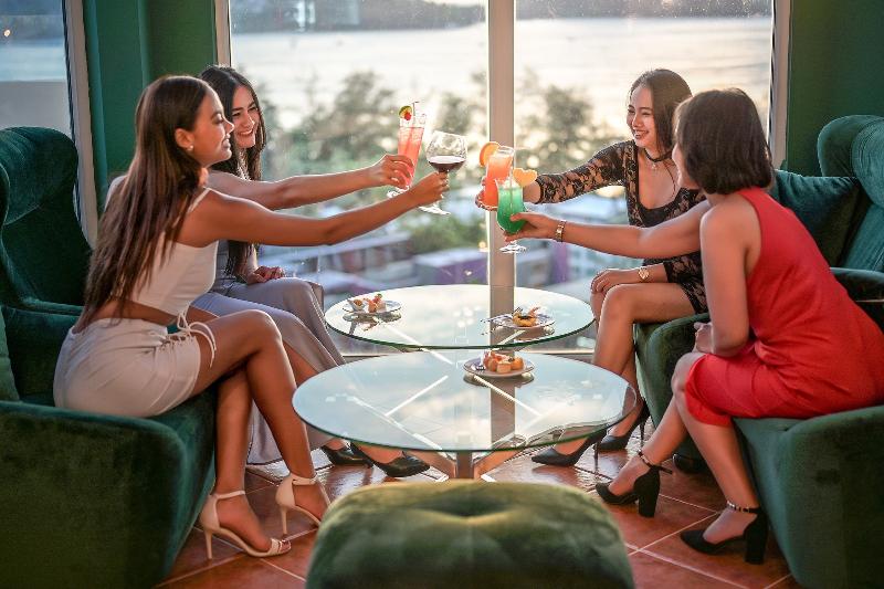 Andaman Beach Suites - Bar