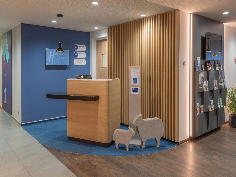 Holiday Inn Express Hamburg South A7 As42 - Lobi