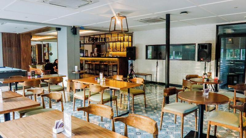 Next Hotel Yogyakarta - Bar