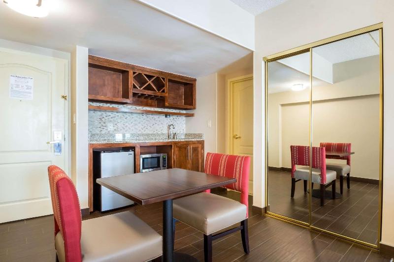 Comfort Suites at Woodbridge - Oda