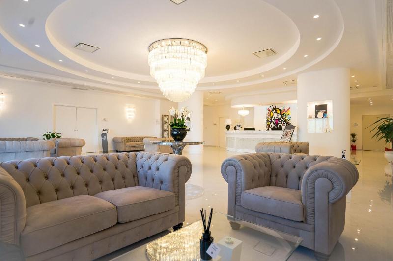 Pm Hotel - Lobi