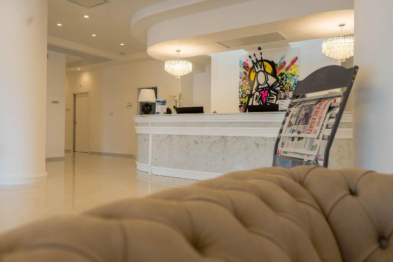 Pm Hotel - Lobi