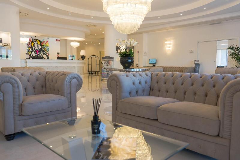 Pm Hotel - Lobi