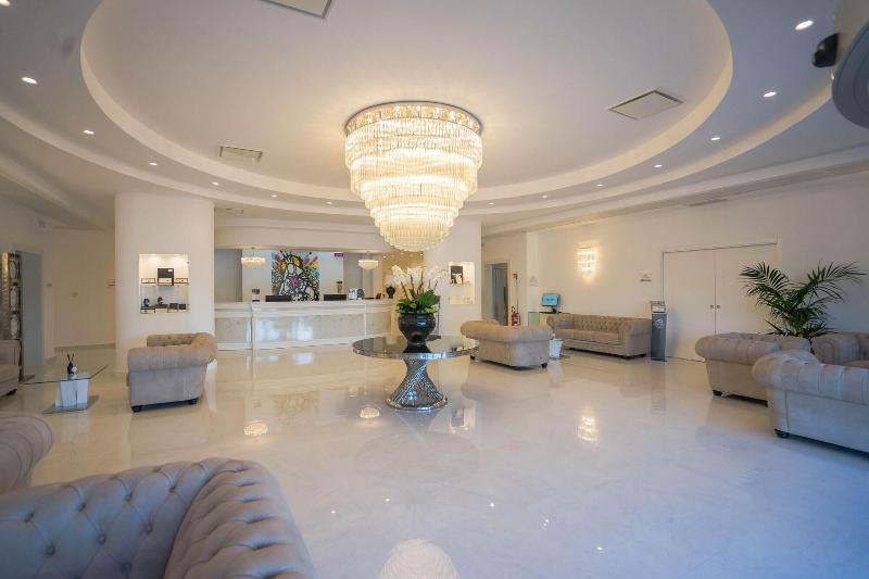 Pm Hotel - Lobi