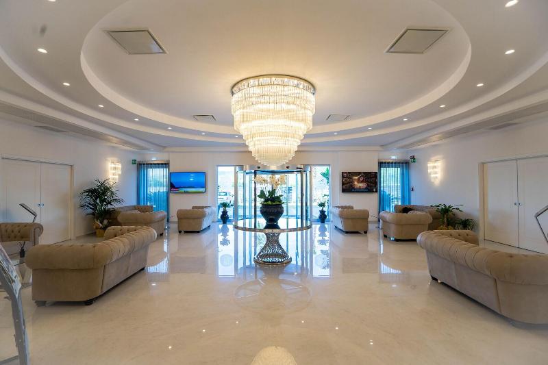 Pm Hotel - Lobi