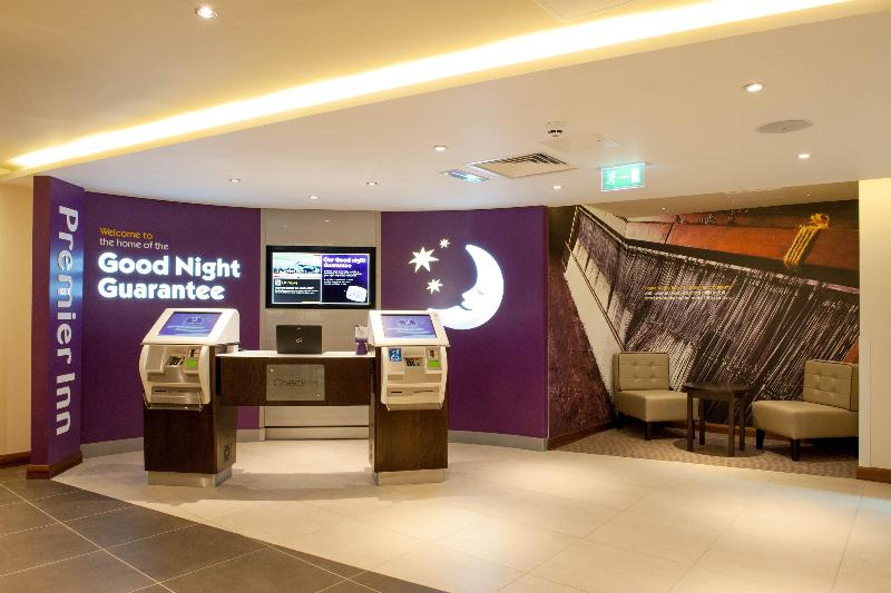 Premier Inn Trowbridge - Lobi