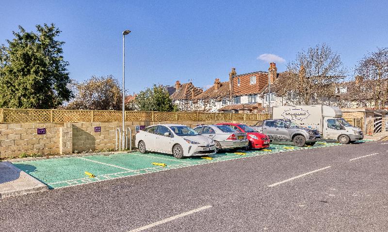 Premier Inn London Tooting - Genel