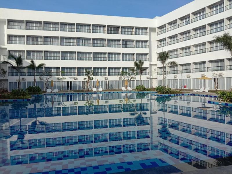 Raja Hotel Kuta Mandalika - Havuz