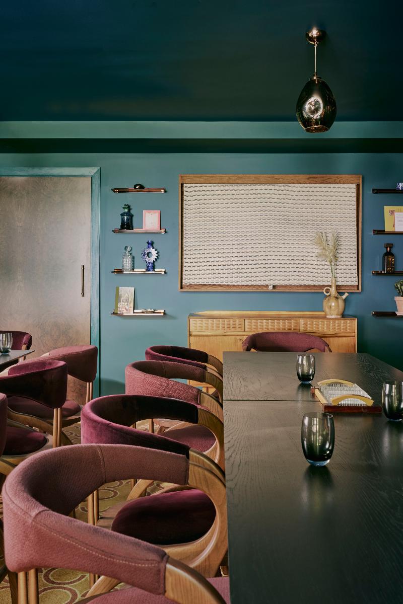 Ember Locke, Kensington - Toplantı