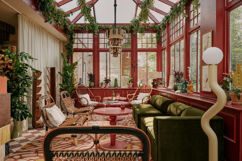 Ember Locke, Kensington - Genel