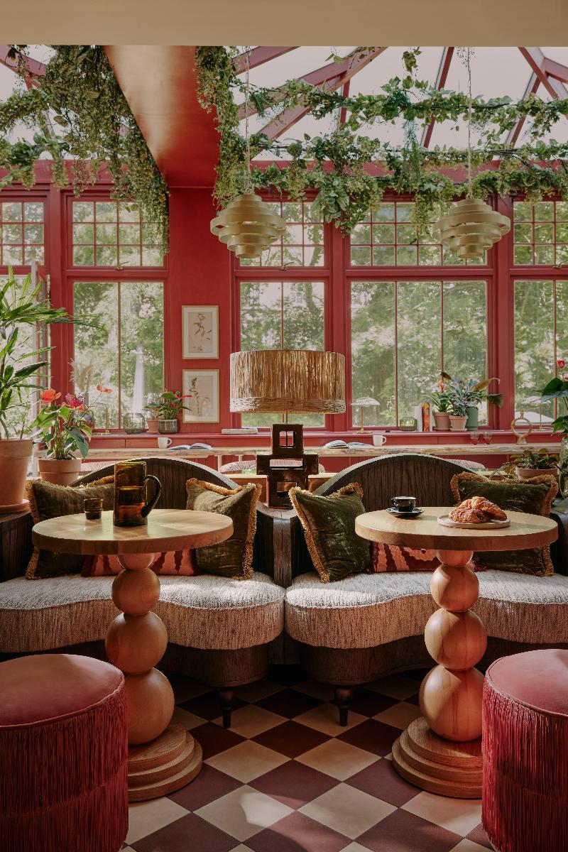 Ember Locke, Kensington - Genel
