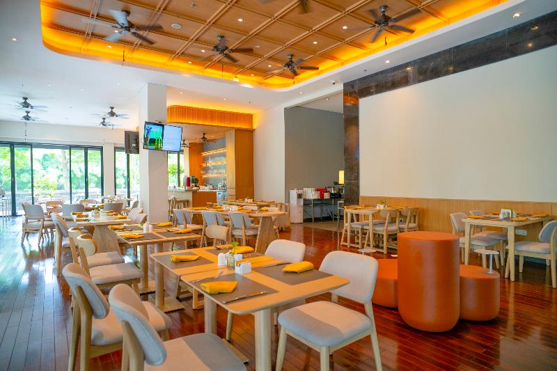 Delonix Hotel Karawang - Bar