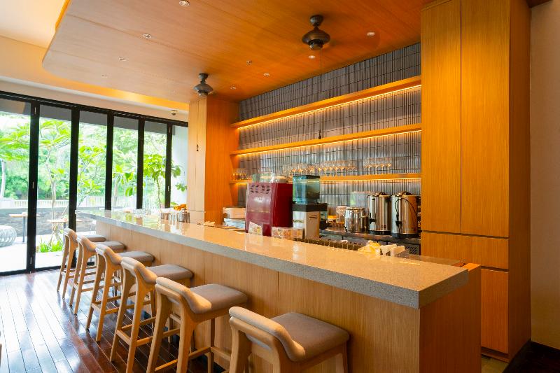 Delonix Hotel Karawang - Bar