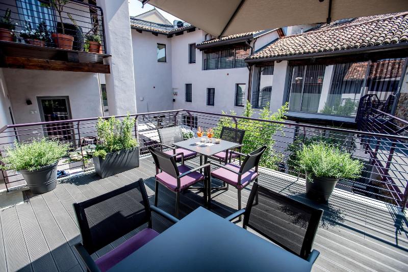 Uve Rooms Wine Bar - Restoran
