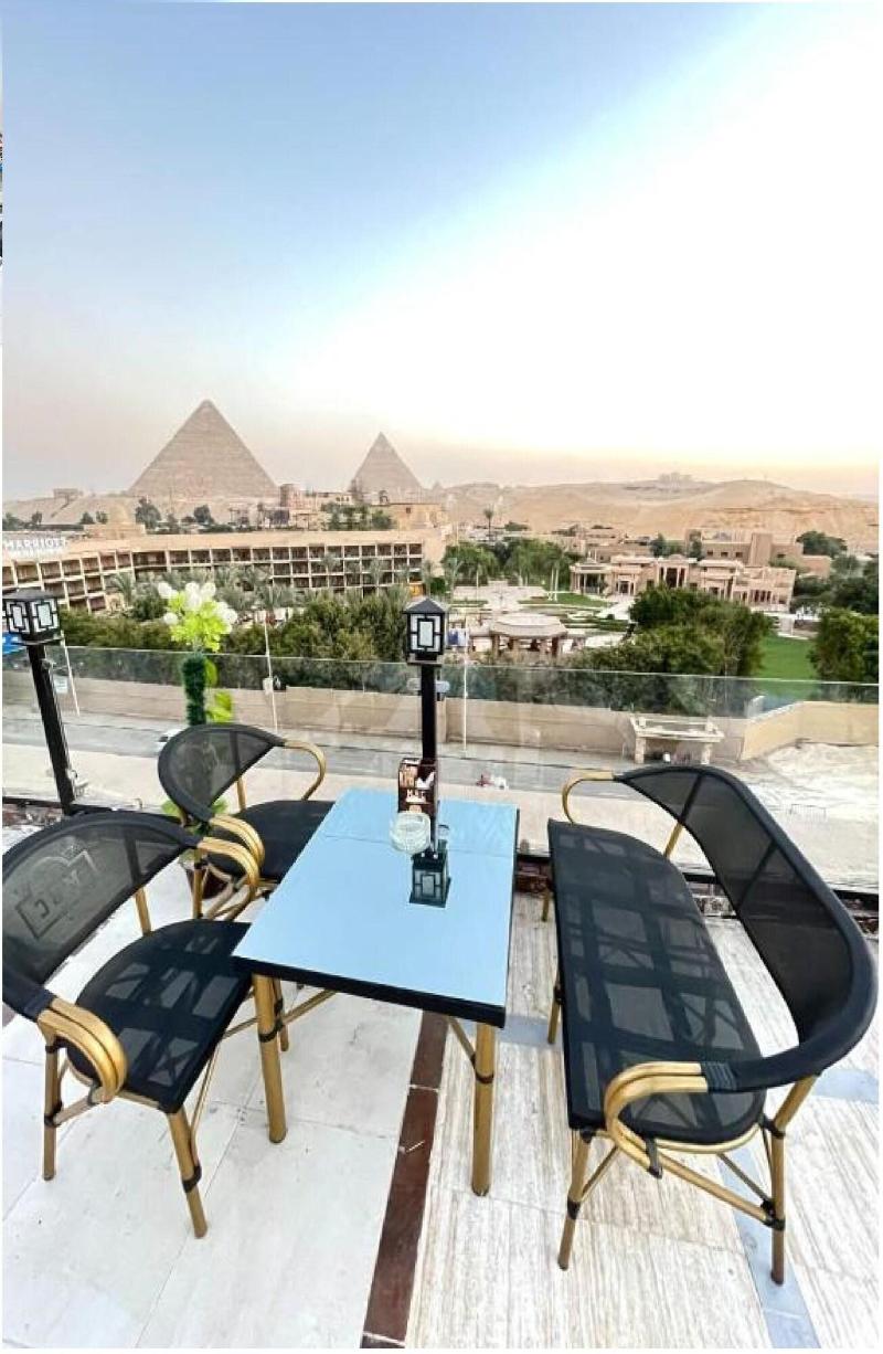 Regency Pyramids - Lobi