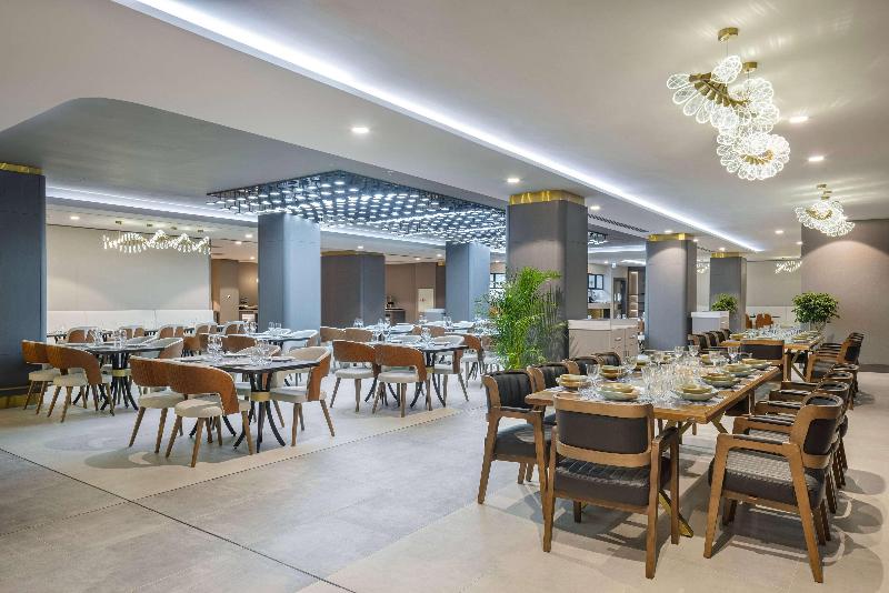 Ramada Plaza By Wyndham Batumi - Restoran