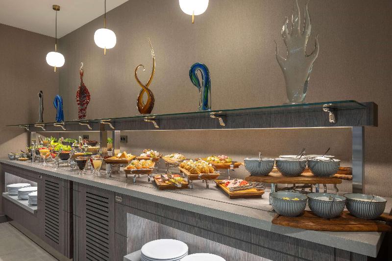 Ramada Plaza By Wyndham Batumi - Restoran