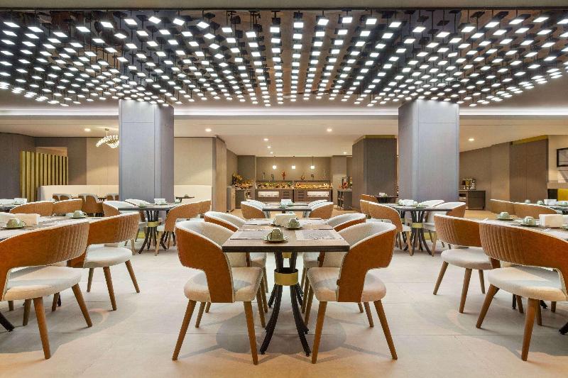 Ramada Plaza By Wyndham Batumi - Restoran
