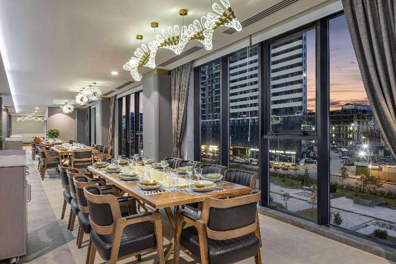 Ramada Plaza By Wyndham Batumi - Restoran