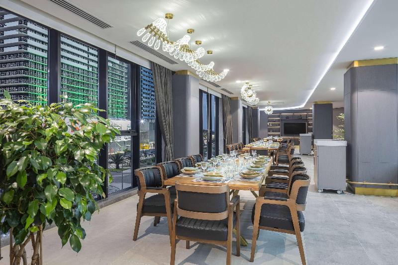 Ramada Plaza By Wyndham Batumi - Restoran