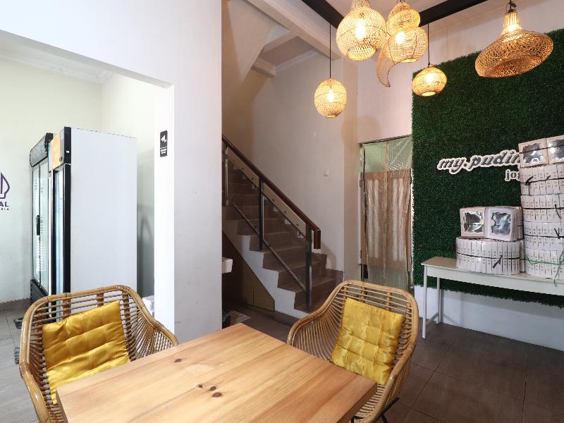 Bisma Balcony Homestay By Zuzu - Oda