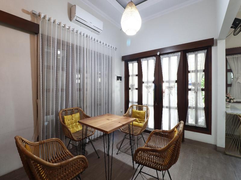 Bisma Balcony Homestay By Zuzu - Oda