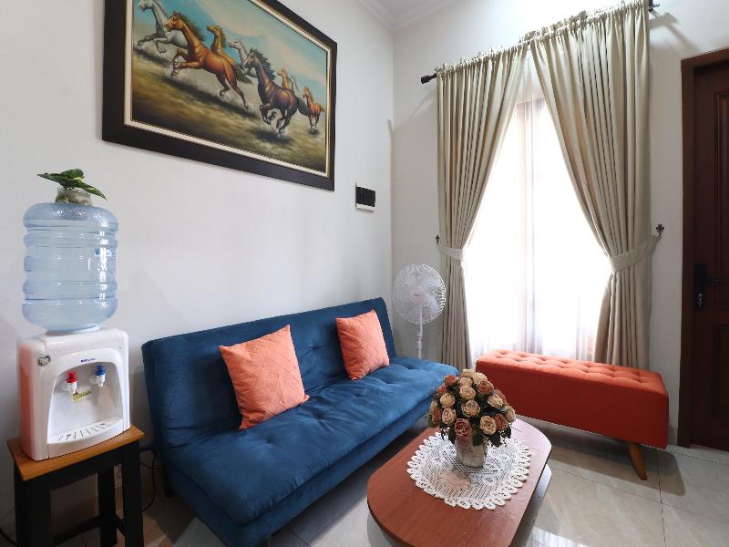 Bisma Balcony Homestay By Zuzu - Oda
