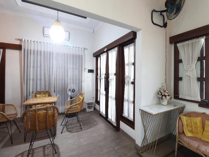 Bisma Balcony Homestay By Zuzu - Oda