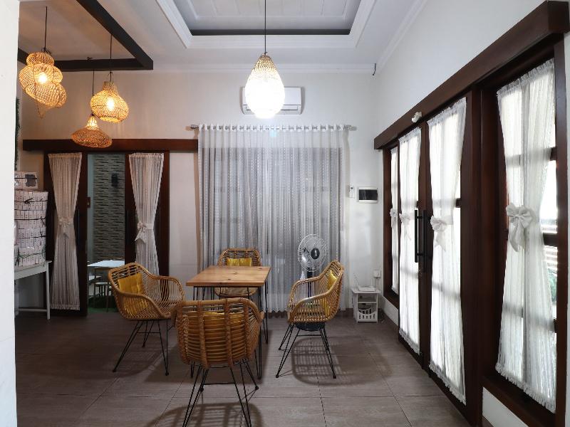 Bisma Balcony Homestay By Zuzu - Oda