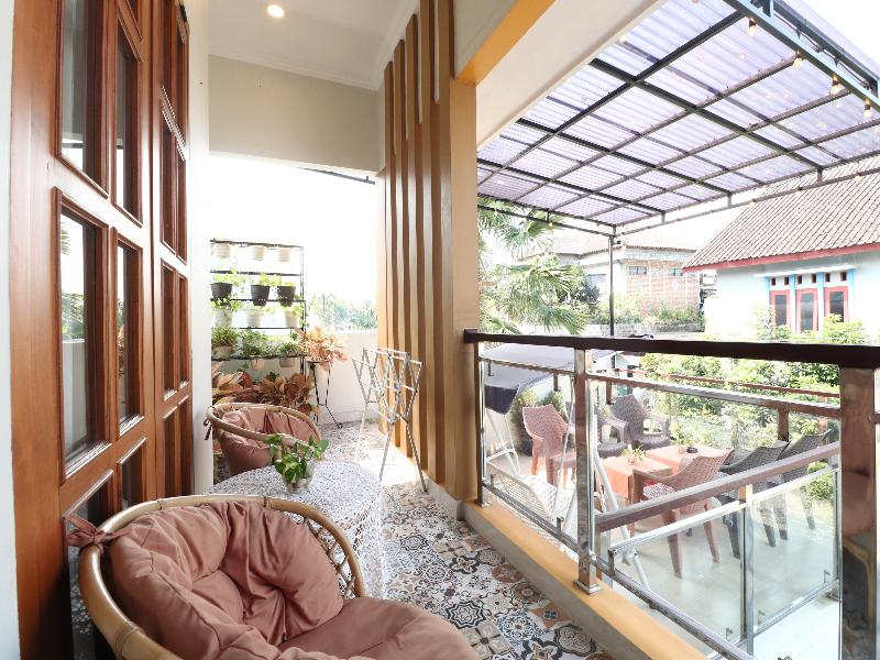 Bisma Balcony Homestay By Zuzu - Teras