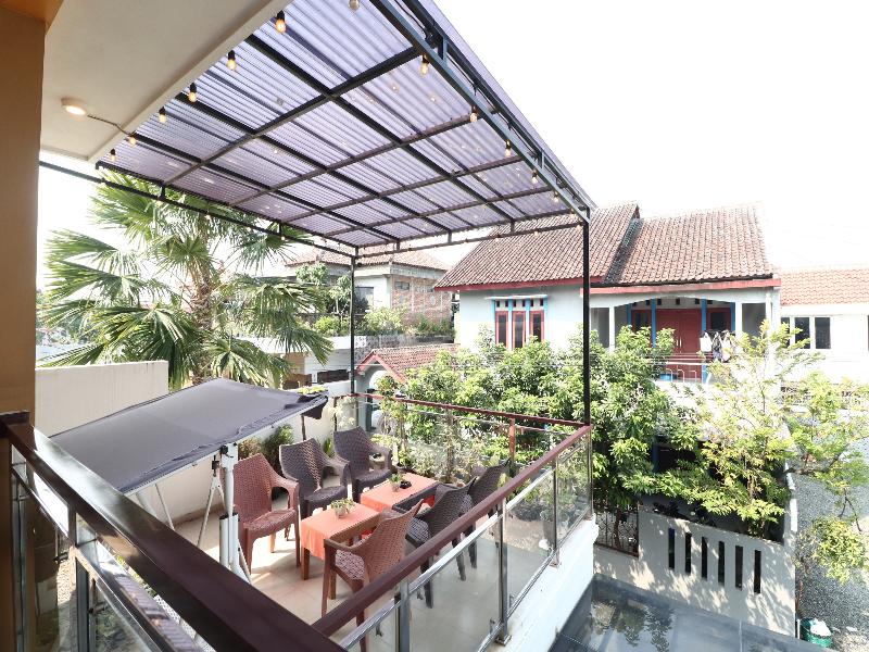 Bisma Balcony Homestay By Zuzu - Teras
