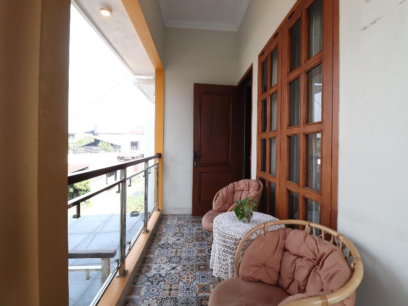 Bisma Balcony Homestay By Zuzu - Teras