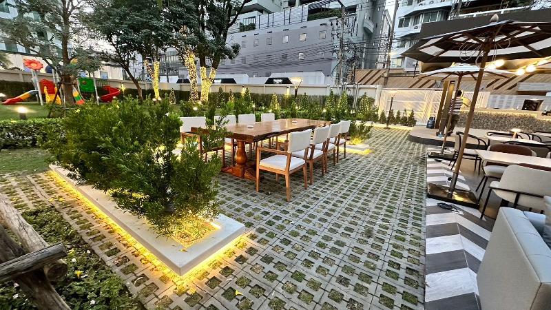Floral Court Hotel and Residence - Teras