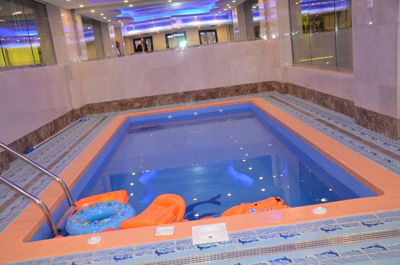 Golden Armada Hotel - Havuz