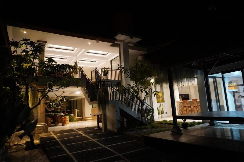 Umah Dayuh Uluwatu By Zuzu - Genel
