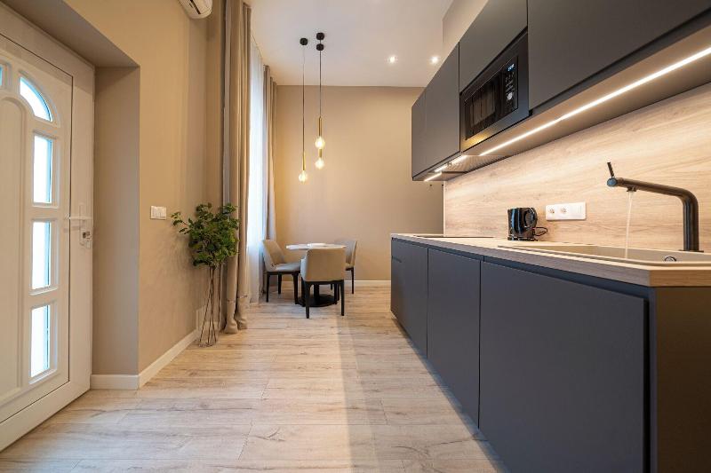 Kã¡roly Boutique Suites, Best Location By Bqa - Oda