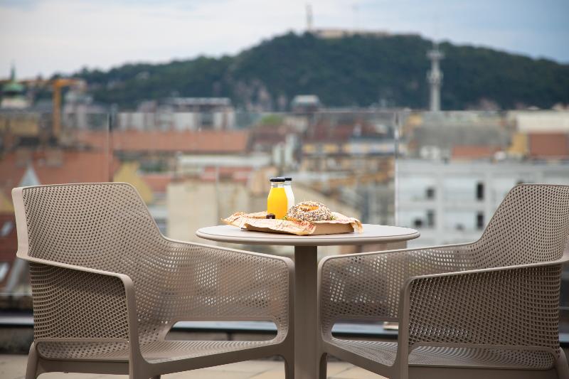 The Amberlyn Suite Hotel - Teras