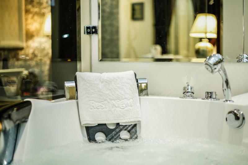 Rest Night Hotel Apartment- Alhamra - Oda