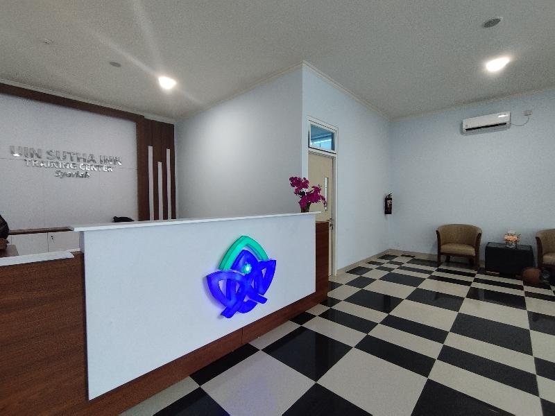 Hotel Sutha Inn Syariah By Zuzu - Lobi