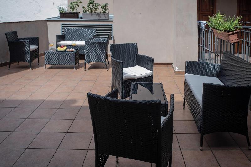Boutique Apartments White Swan - Teras
