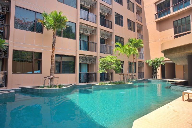 The Proud Karon Beach Phuket Trademark Wyndham - Havuz