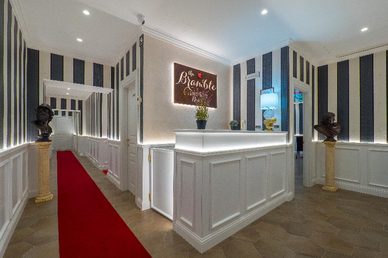 Bramble Luxury Suites - Lobi