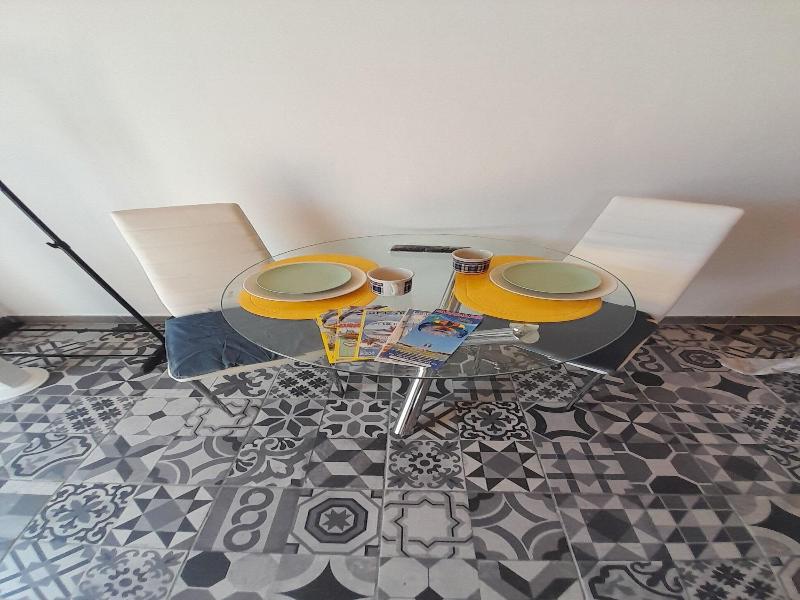 Tropicana Holiday Apartments - Oda