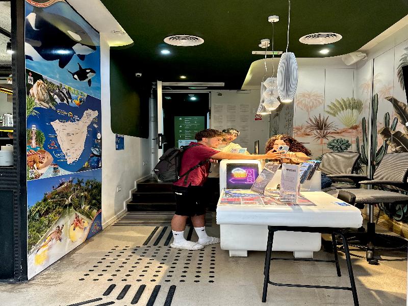 Atypicap Capsule Hostel - Lobi