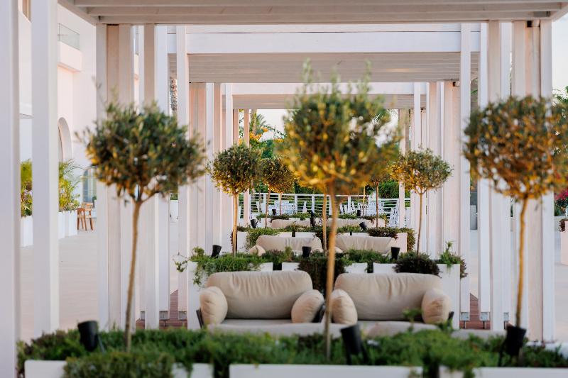 Golden Coast Beach Hotel - Bar