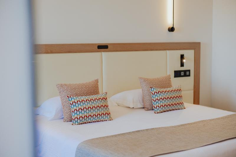 Golden Coast Beach Hotel - Oda