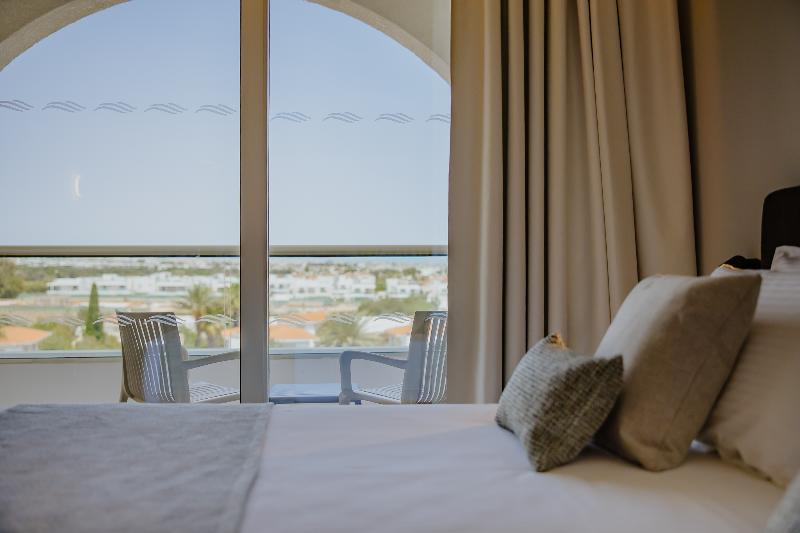 Golden Coast Beach Hotel - Oda