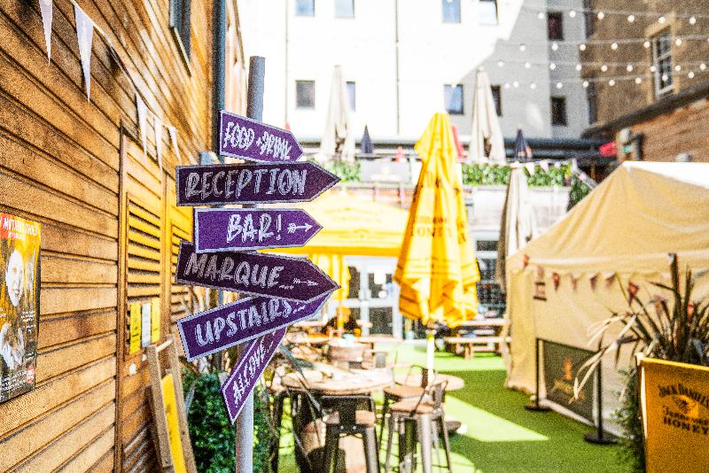 A&O city hostel edinburgh - Bar