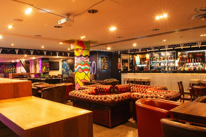 A&O city hostel edinburgh - Bar